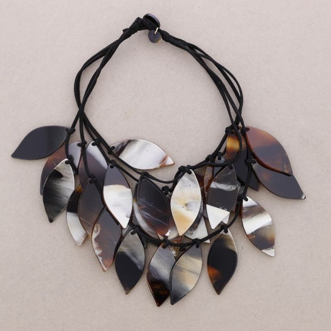 GLOSSY SUEDE RESIN PETALS NECKLACE
