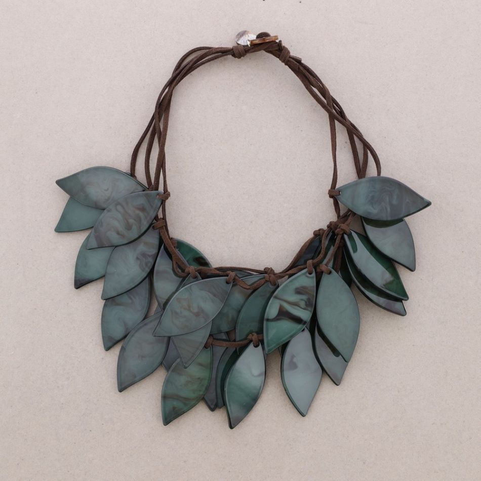 GLOSSY SUEDE RESIN PETALS NECKLACE