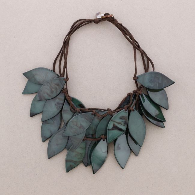 GLOSSY SUEDE RESIN PETALS NECKLACE