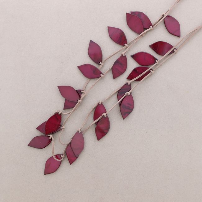 LONG RESIN LEAVES NECKLACE