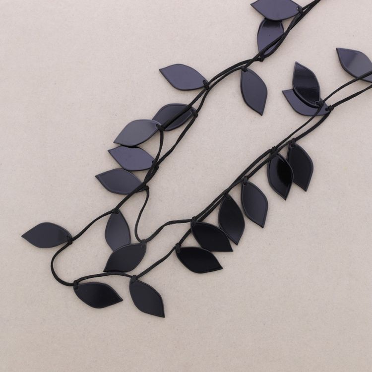 LONG RESIN LEAVES NECKLACE