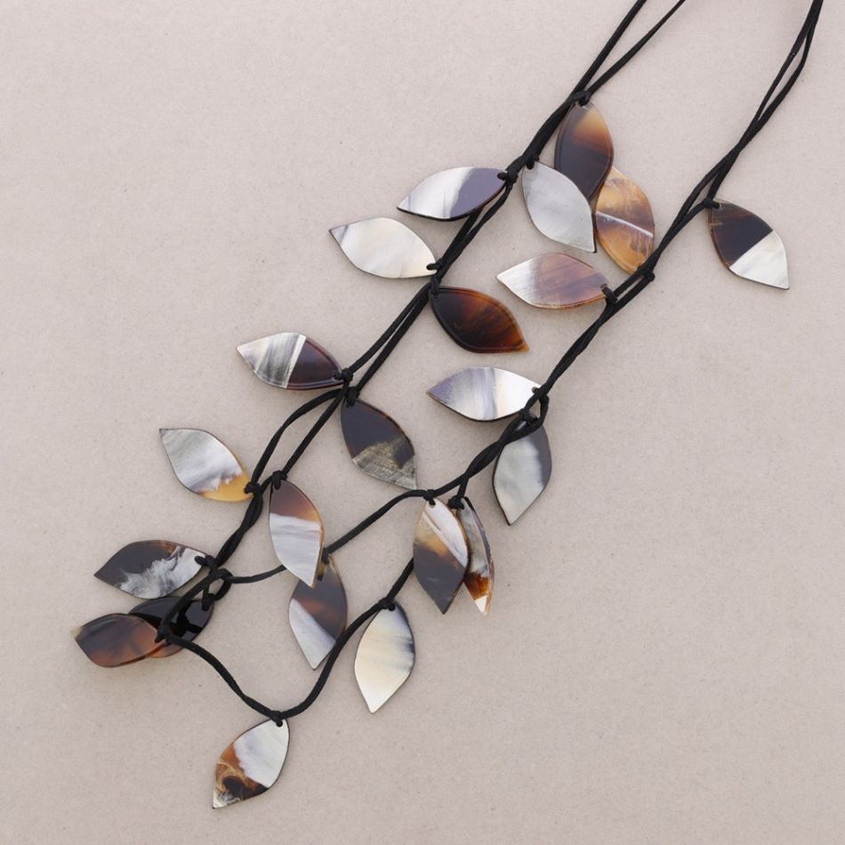 COLLAR LARGO HOJAS RESINA