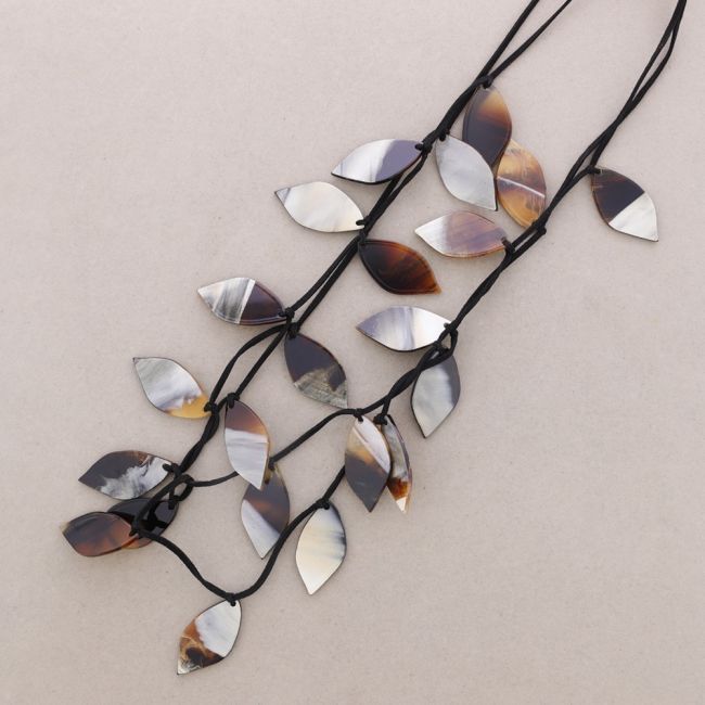 COLLAR LARGO HOJAS RESINA