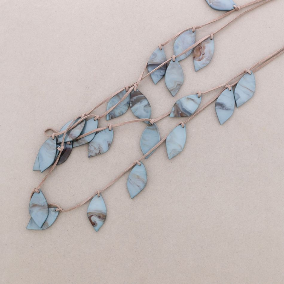LONG RESIN LEAVES NECKLACE