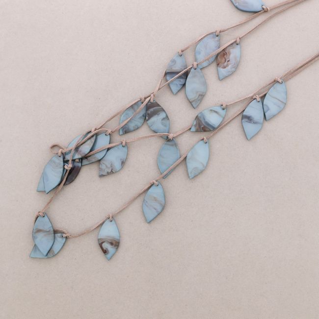 COLLAR LARGO HOJAS RESINA