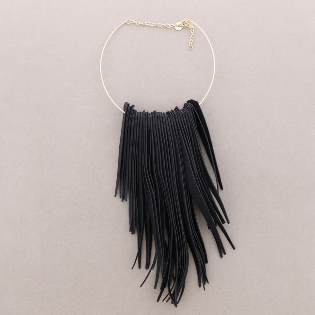 PENDANT NECKLACE WITH FRINGES IN FAUX LEATHER