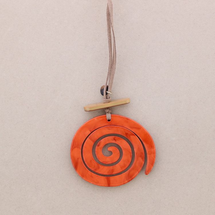 COLLAR LARGO COLGANTE ESPIRAL RESINA