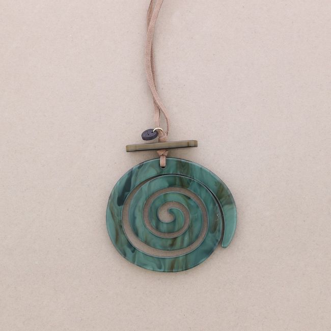 COLLAR LARGO COLGANTE ESPIRAL RESINA