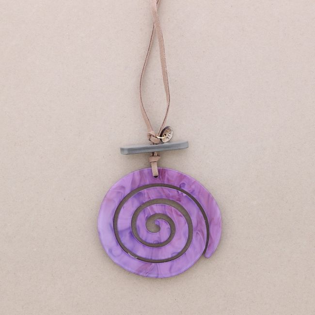 COLLAR LARGO COLGANTE ESPIRAL RESINA