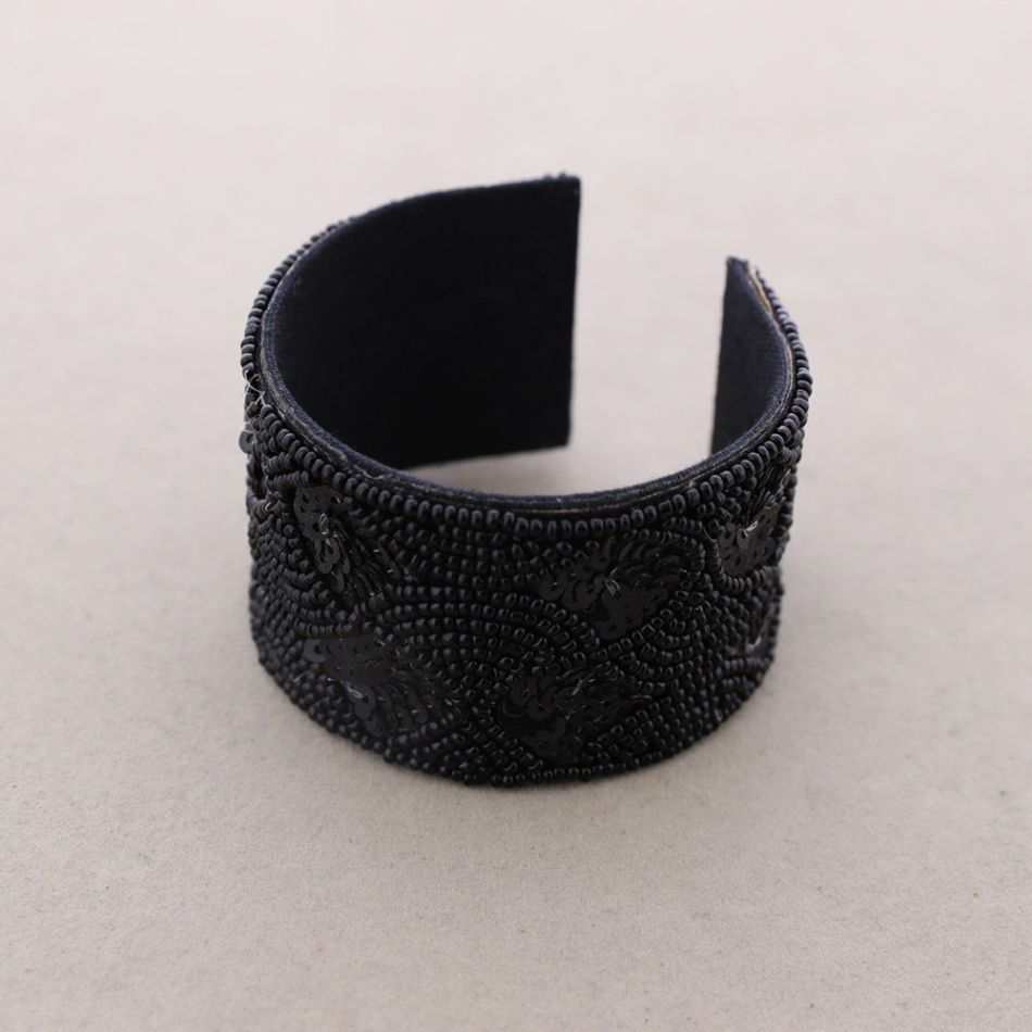 ADJUSTABLE BRACELET WITH BEADS AND SEQUINS