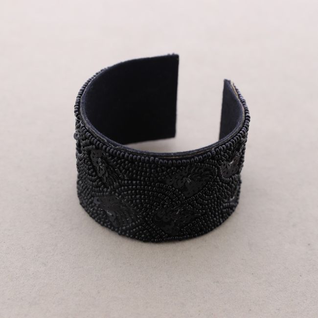 ADJUSTABLE BRACELET WITH BEADS AND SEQUINS