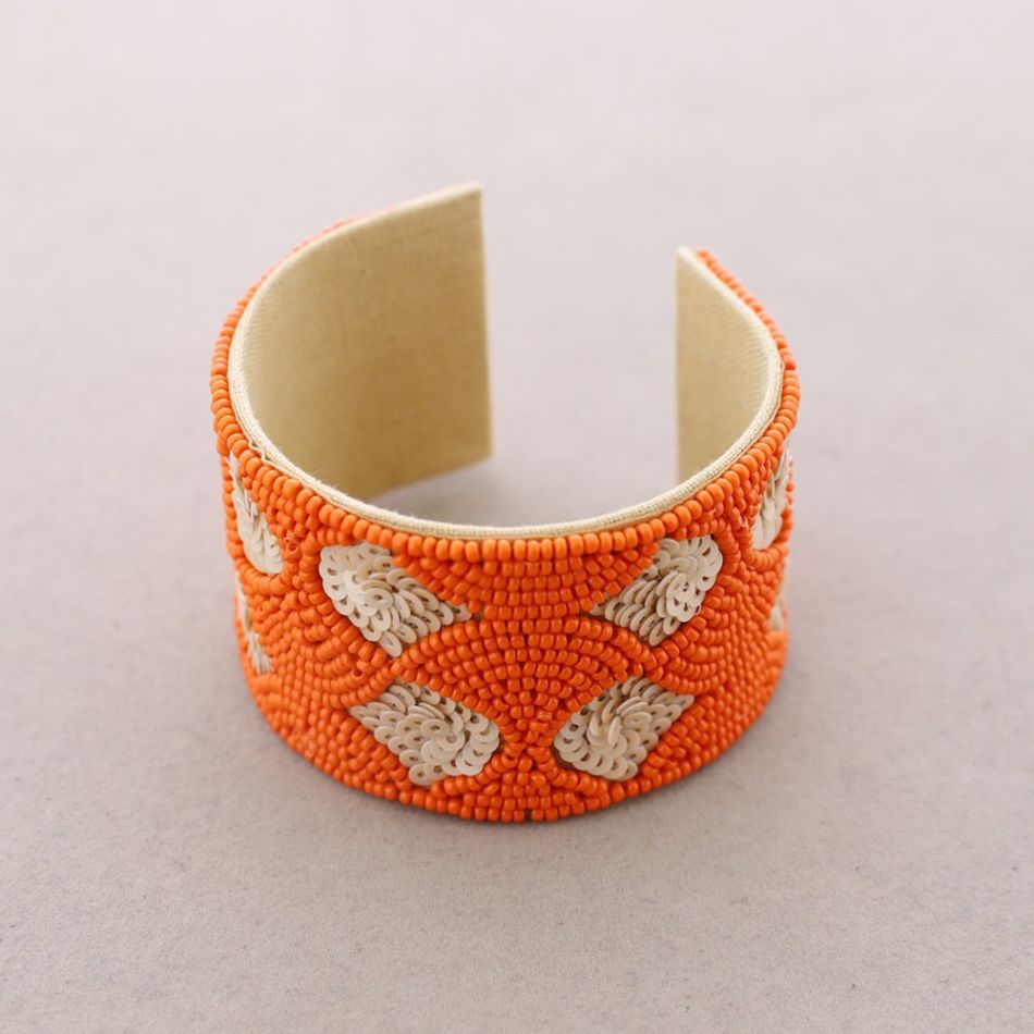 ADJUSTABLE BRACELET WITH BEADS AND SEQUINS