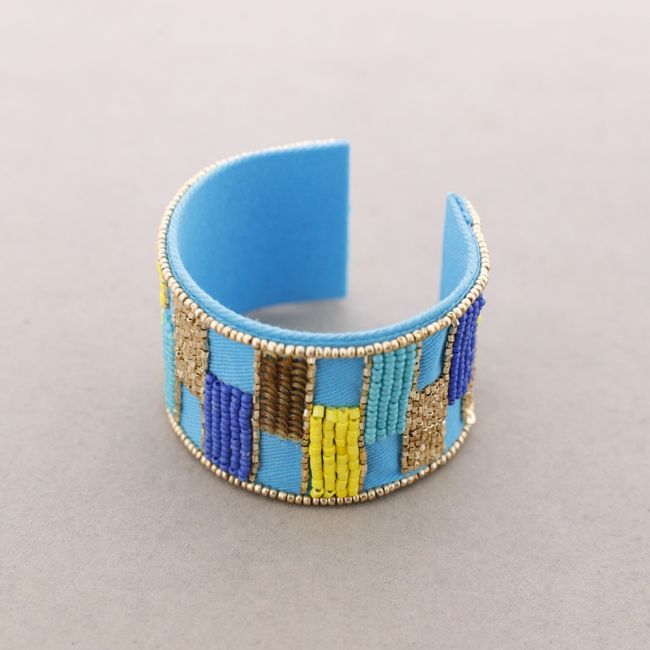 ADJUSTABLE BRACELET WITH BEADS AND SEQUINS