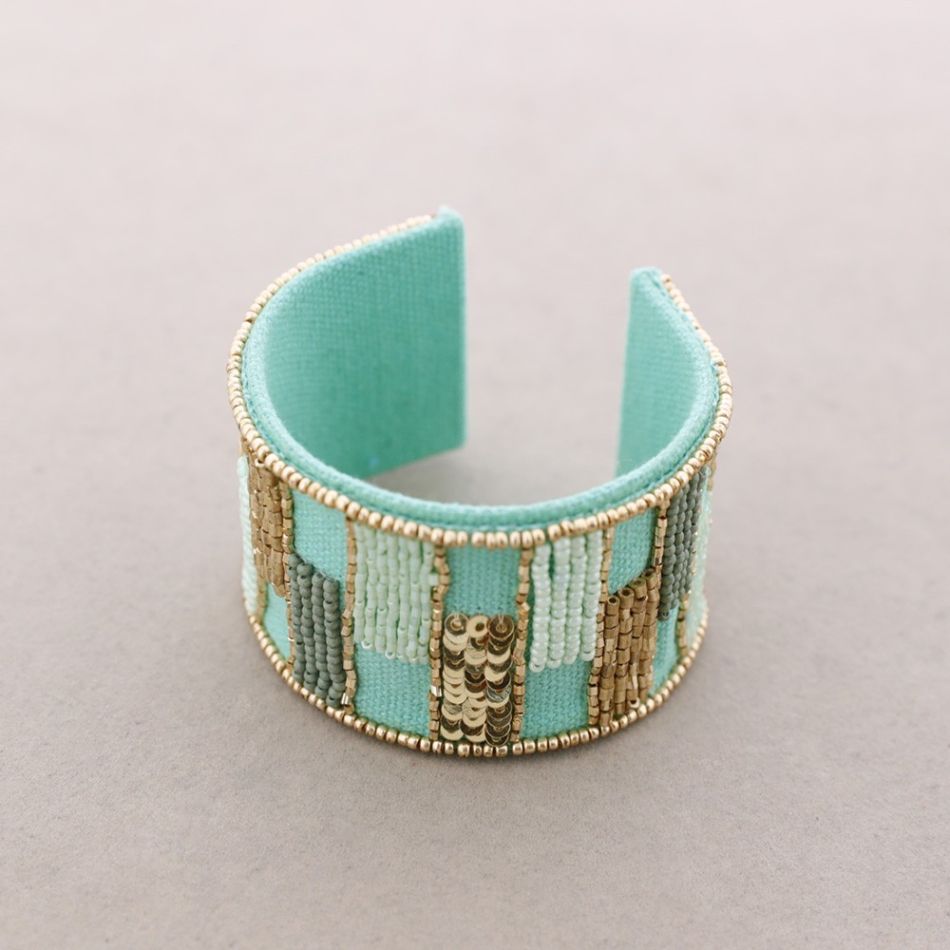ADJUSTABLE BRACELET WITH BEADS AND SEQUINS