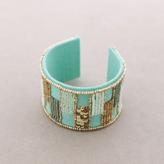 ADJUSTABLE BRACELET WITH BEADS AND SEQUINS