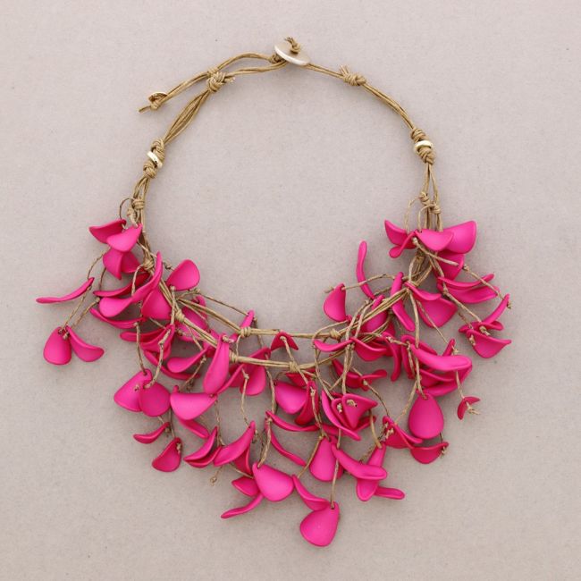 RESIN PETAL PENDANT CHOKER
