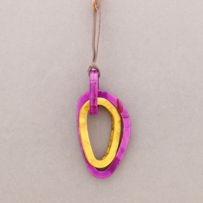 COLLAR LARGO COLGANTE DOBLE ANILLA RESINA