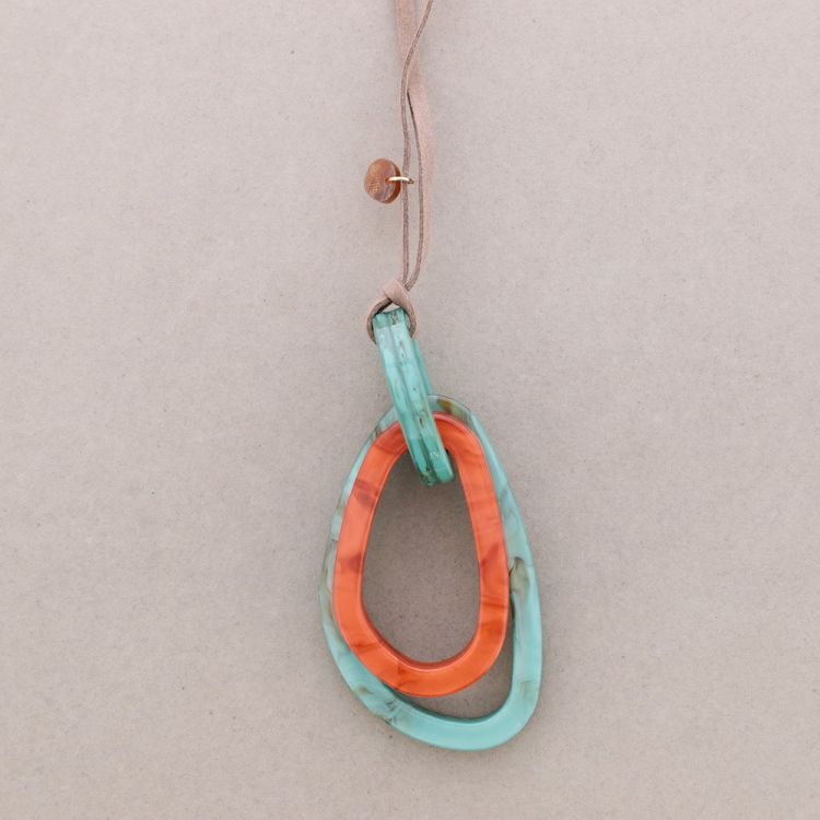 COLLAR LARGO COLGANTE DOBLE ANILLA RESINA 2