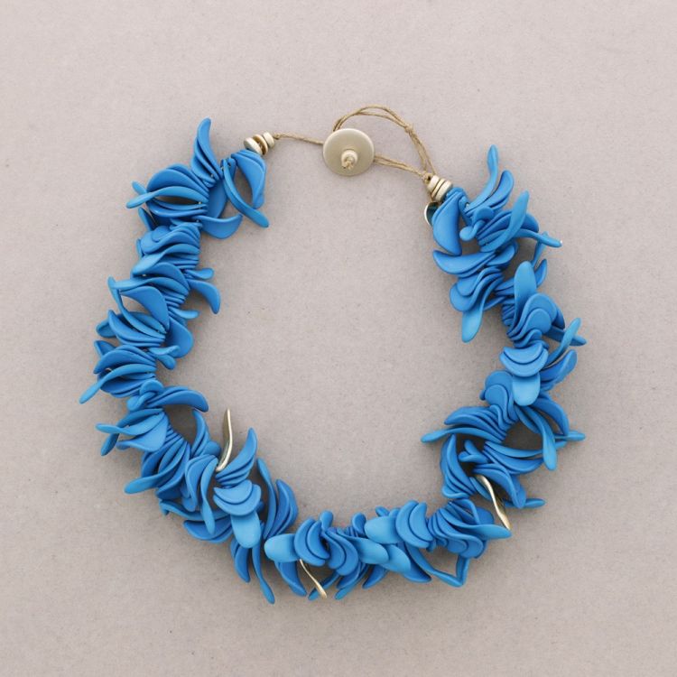 RESIN PETAL CHOKER