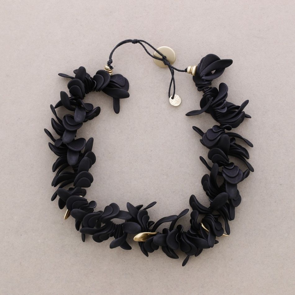 RESIN PETAL CHOKER