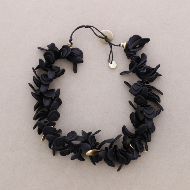 RESIN PETAL CHOKER