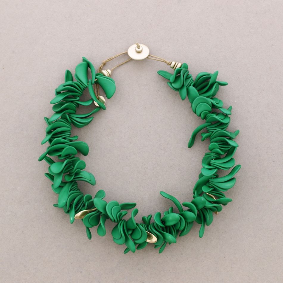 RESIN PETAL CHOKER