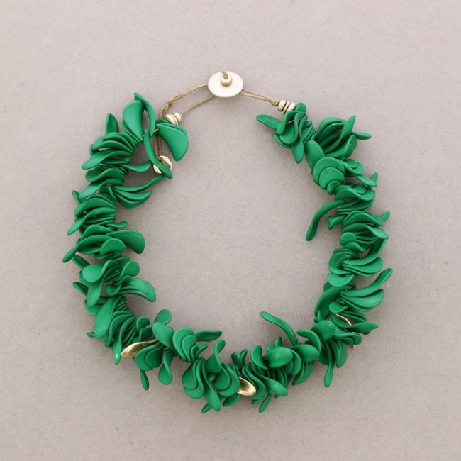 RESIN PETAL CHOKER