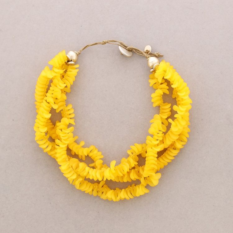 THREE ROWS MINI PETAL RESIN CHOKER