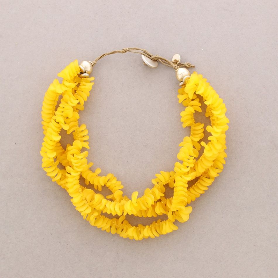 THREE ROWS MINI PETAL RESIN CHOKER