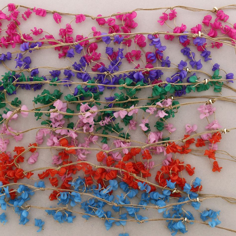 COLLAR LARGO COLGANTES TIRAS MINI PÉTALOS RESINA