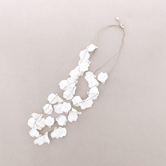 COLLAR LARGO DOBLE PÉTALOS RESINA
