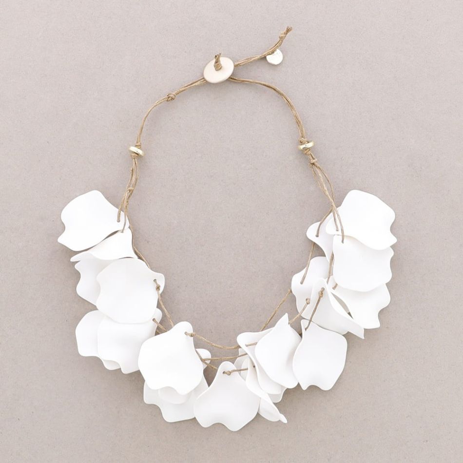 TRIPLE PETAL RESIN CHOKER