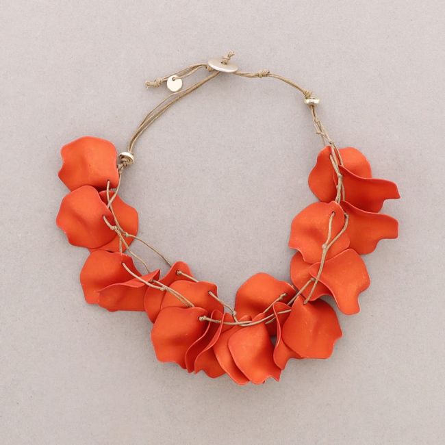 TRIPLE PETAL RESIN CHOKER