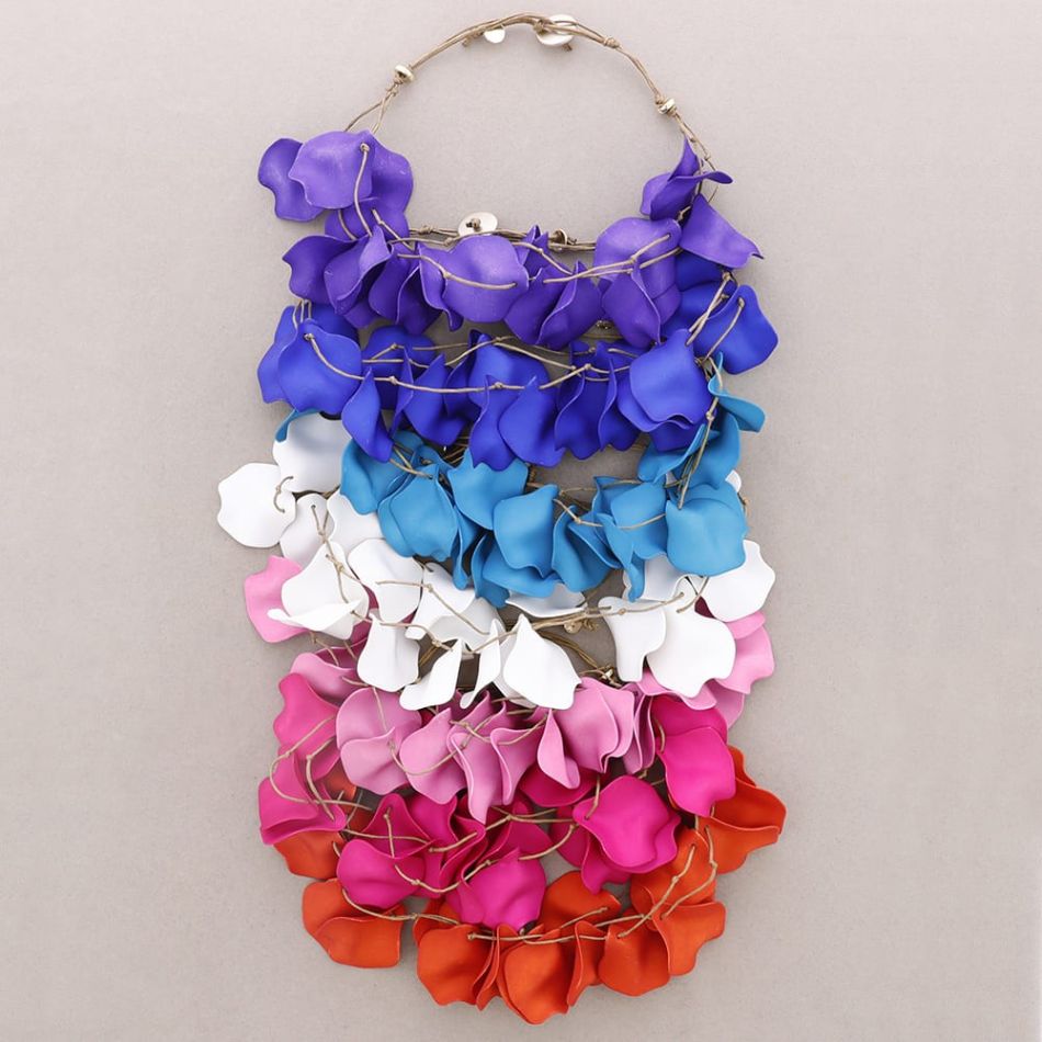 TRIPLE PETAL RESIN CHOKER