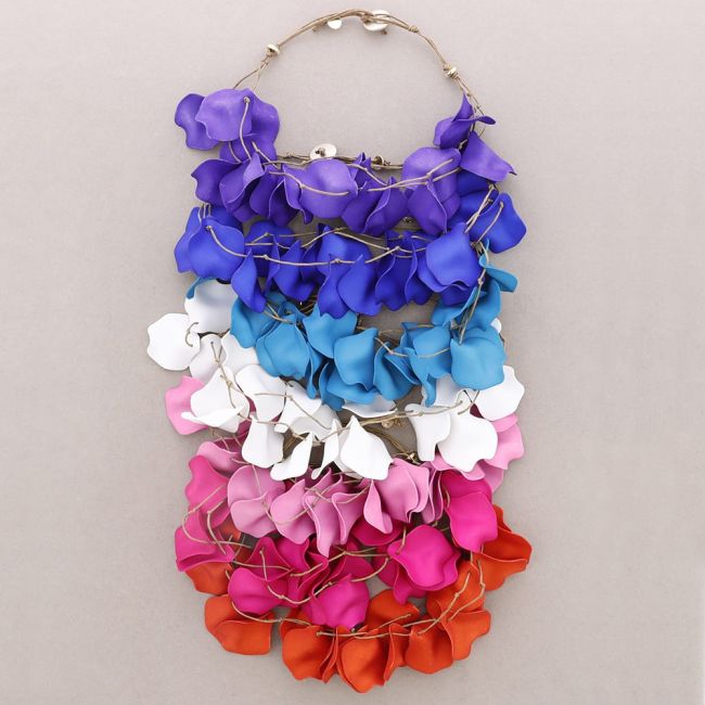 TRIPLE PETAL RESIN CHOKER