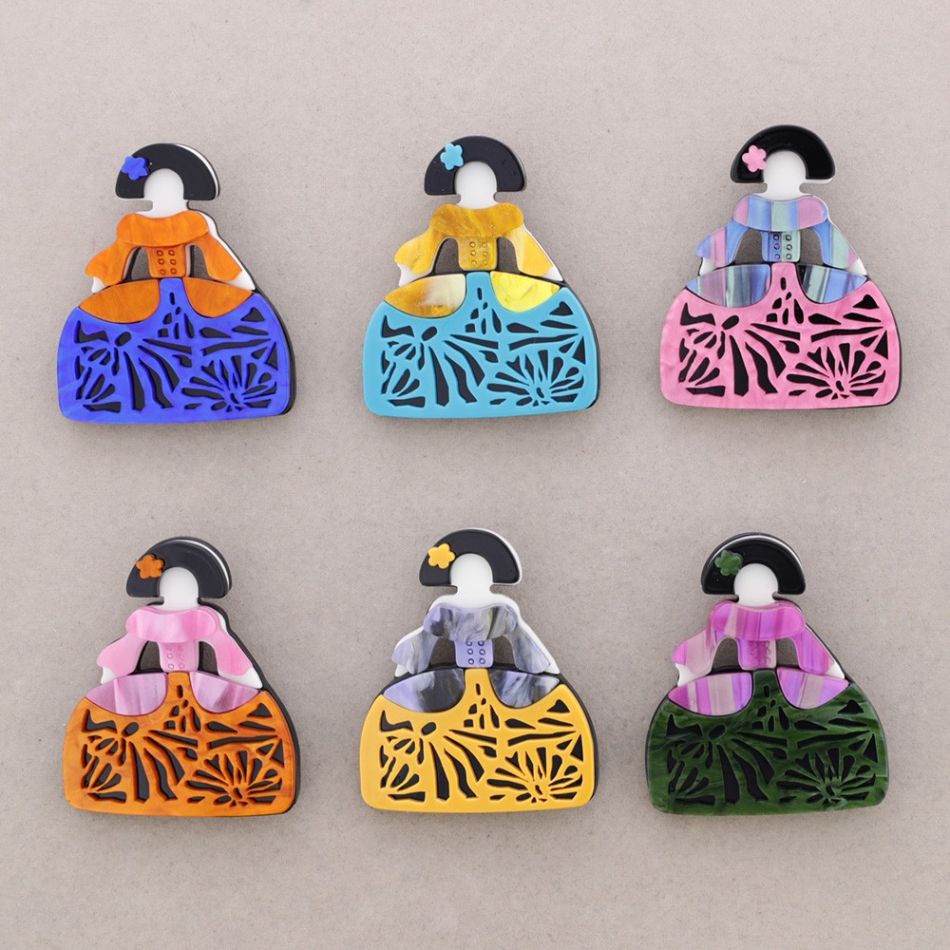 BROCHE MENINA PRIMAVERAL RESINA