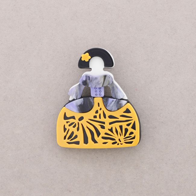 BROCHE MENINA PRIMAVERAL RESINA