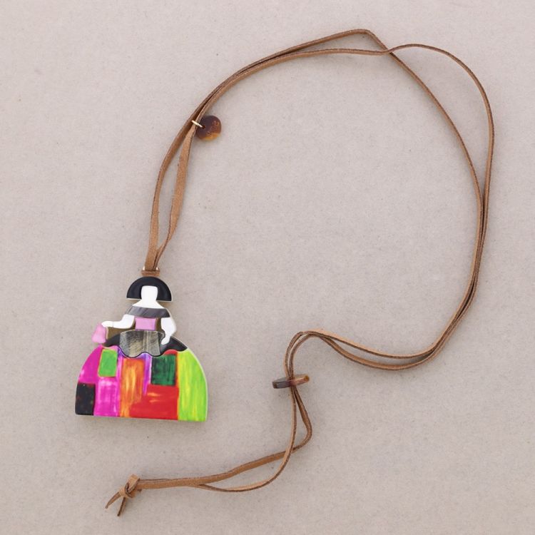 COLLAR LARGO COLGANTE MENINA RESINA 2
