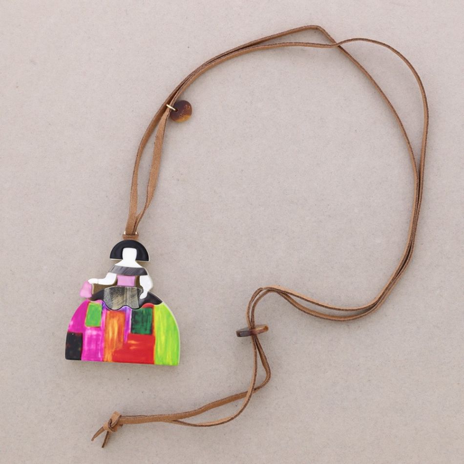 MENINA RESIN LONG PENDANT NECKLACE