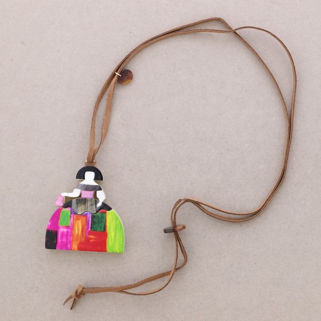 MENINA RESIN LONG PENDANT NECKLACE