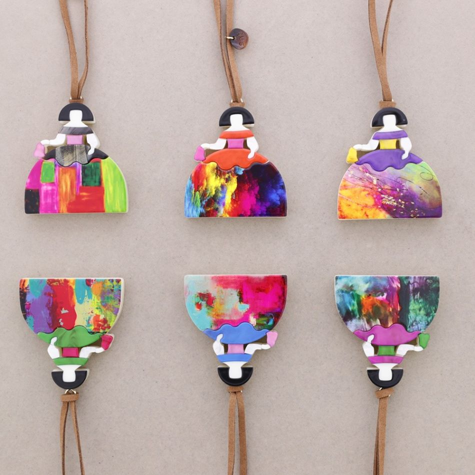 MENINA RESIN LONG PENDANT NECKLACE