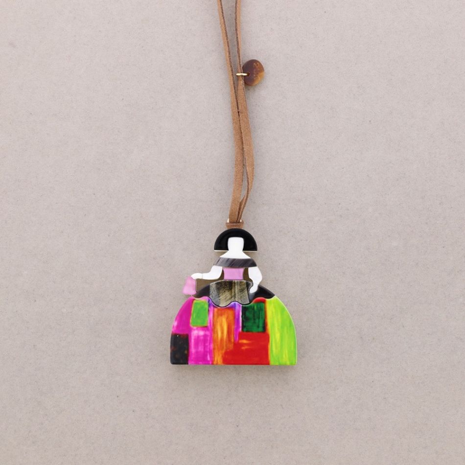 MENINA RESIN LONG PENDANT NECKLACE