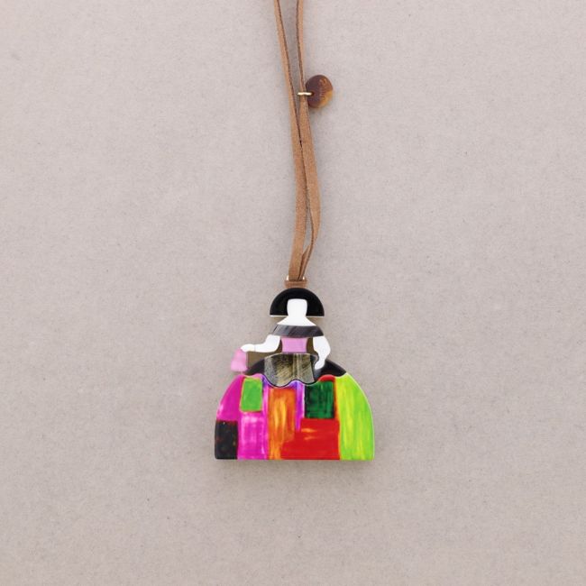 MENINA RESIN LONG PENDANT NECKLACE