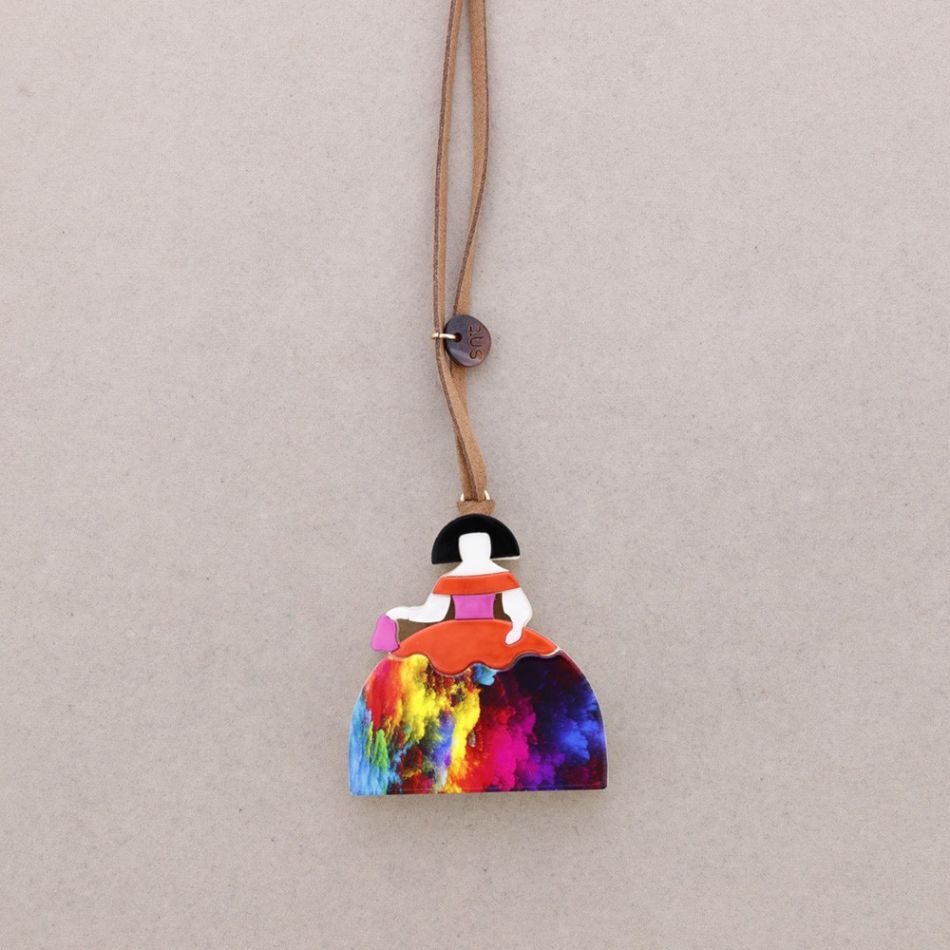 COLLAR LARGO COLGANTE MENINA RESINA