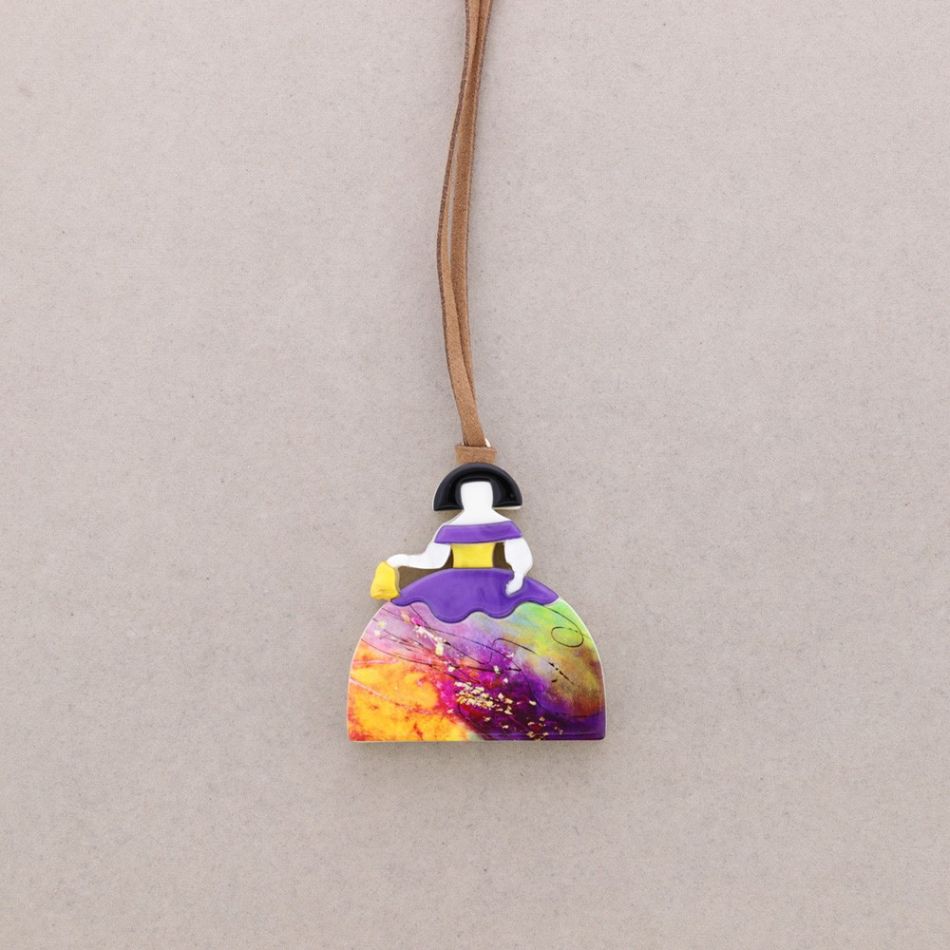 COLLAR LARGO COLGANTE MENINA RESINA