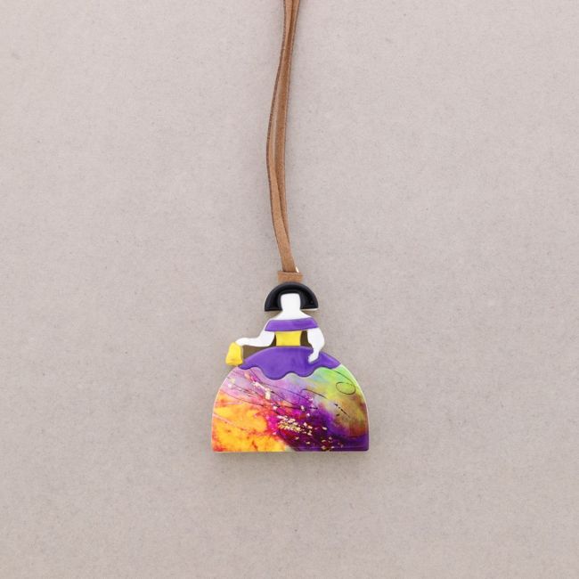 COLLAR LARGO COLGANTE MENINA RESINA