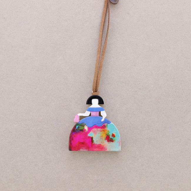 COLLAR LARGO COLGANTE MENINA RESINA