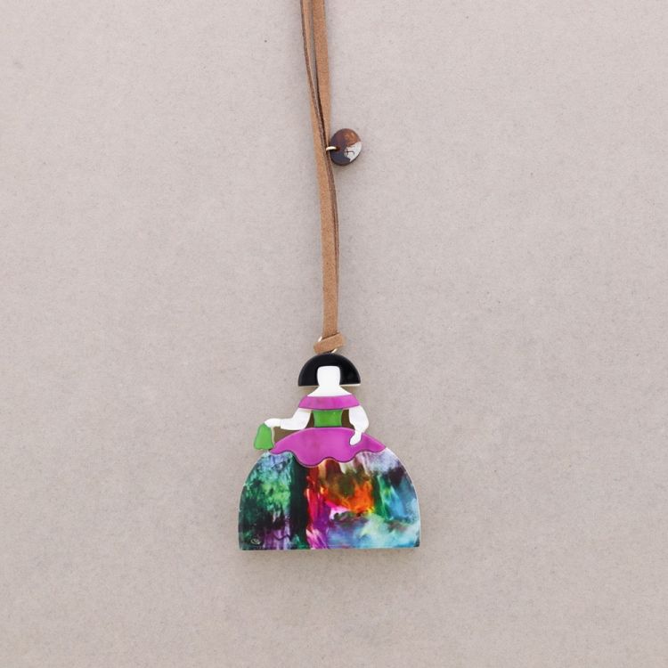 COLLAR LARGO COLGANTE MENINA RESINA