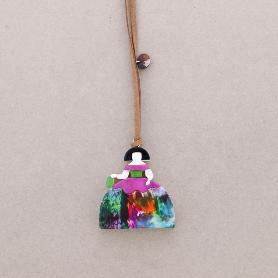COLLAR LARGO COLGANTE MENINA RESINA