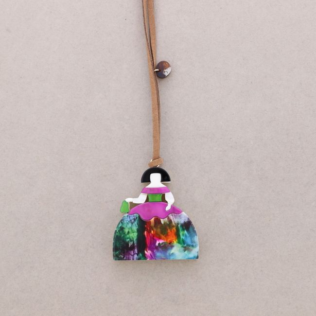 COLLAR LARGO COLGANTE MENINA RESINA